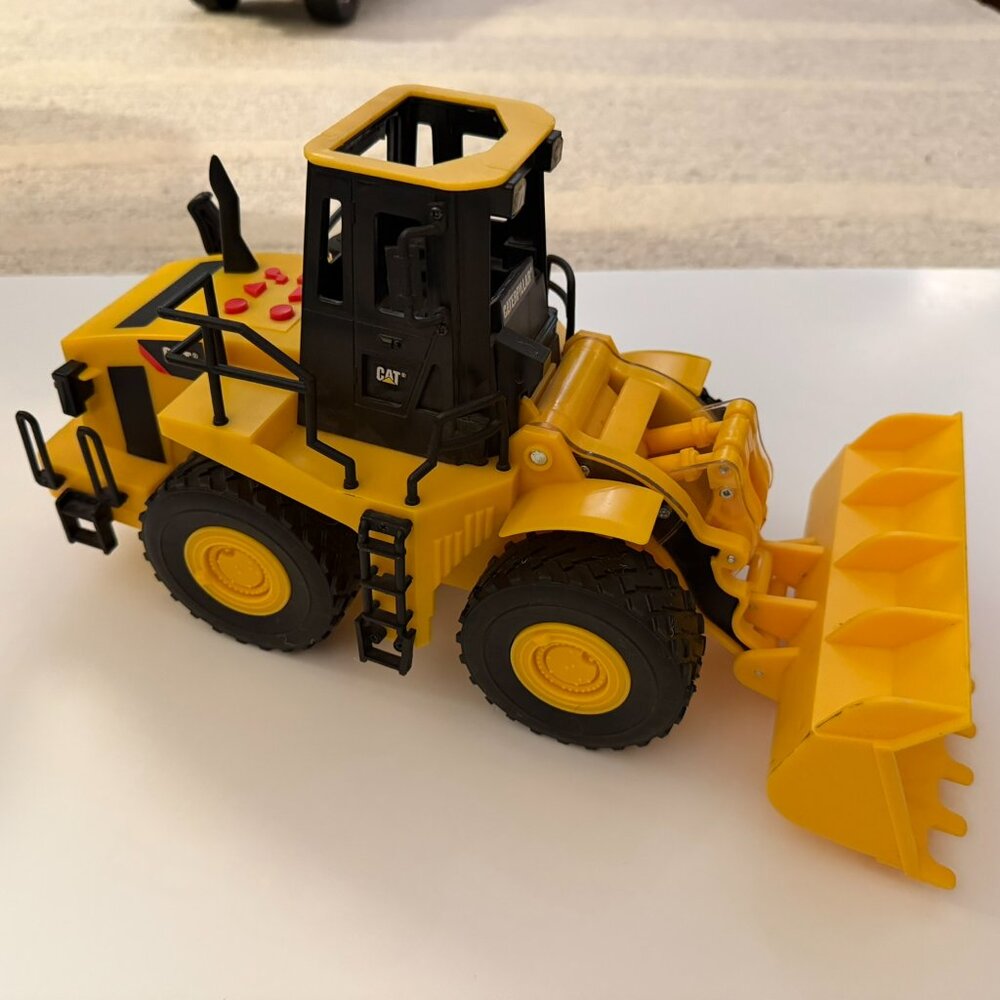 Caterpillar Front End Loader Forward / Backward with Music, Lights & Sound